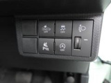 納車前に12ヶ月点検・エンジンオイル交換・ バッテリー交換・ワイパーゴム交換・キーレス、キーフリーの電池交換を実施しております。ダイハツの整備士がきっちりと点検したお車をお届けいたします!