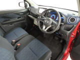 シンプルで使いやすいデザインの運転席です。