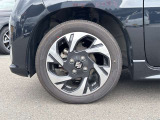 【純正アルミホイール】純正設計ならではの美しいデザインと精密な仕上げで、車両全体のスタイリングを引き立てます。