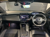 スッキリとまとめられた運転席周りで、運転を楽しくさせる内装です。まさにcockpitです!