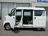 両面スライドドアとなっております!狭い場所に駐車した時に安心して横にスライドして乗り降りできますよ!