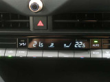 左右独立温度コントロールフルオートエアコンです。運転席、助手席それぞれで独立して温度設定ができます。冷え性の方が乗っても安心ですね♪
