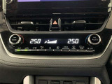 左右独立温度コントロールフルオートエアコンです。運転席、助手席それぞれで独立して温度設定ができます。
