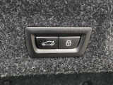 ボタン操作ひとつでトランクの開閉を可能とする電動トランクが付いております。