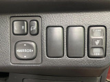【電動格納ミラー】サイドミラーは電動格納式となっており、狭い駐車場でもキズがつくリスクを抑えられます。