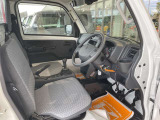 毎日過ごす運転席は要チェック。シートのへたり・擦れ、視界のイメージまで伝わる重要ポイント。