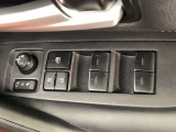 パワーウィンドのスイッチです。運転席に座りながら、助手席や後席の窓を開け閉めできるので大変便利ですよ。
