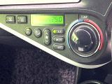 【オートエアコン】一度お好みの温度に設定すれば、車内の温度を検知し風量や温度を自動で調整。暑い&hellip;寒い&hellip;と何度もスイッチ操作をする必要はありません。快適な車内空間には必須の機能ですね♪運転席シート廻りは
