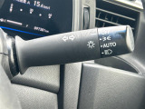 【オートライト(AUTO)】外の明るさをシステムが感知して、自動でヘッドライトが点灯します。ヘッドライトをつけ忘れを防ぐ便利機能です。