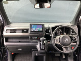 運転席周りです。カップホルダーや小物の収納などは必須ですよね!!使い勝手の良いつくりになっております!!