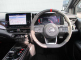 オーラニスモの運転席廻りになります。ニスモ専用ステアリング等が装着されてます。