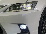 【LEDヘッドライト】悪天候や夜間走行時も良好な視界を確保し安心して運転できる高輝度LEDヘッドライトを装備!点灯速度が早く、消費電力も抑えられています。