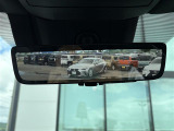 【デジタルルームミラー】車両後方カメラの映像をルームミラーに映すことが出来ます。 そのため、後席に人や荷物があって後方が見えづらい場合でもしっかり視界を確保することが出来ます。