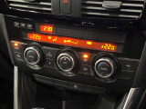 【左右独立型フルオートエアコン】運転席と助手席でそれぞれお好みの温度に設定可能。同乗者にも配慮した、快適な空調をお届け致します。