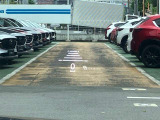 フロントガラスへの投影型であるヘッドアップディスプレイ。車速や交通標識、ナビゲーションの案内などの情報が映し出されます!