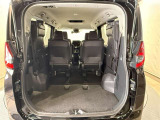 サードシートは軽い力でスムーズに折りたため、簡単にロックできる機構を採用!車内に乗り込まずにラクにスペースを拡大できます!