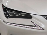 LEDヘッドランプにはアダプティブハイビームシステム「AHS」を採用。光検出カメラで車両検出をし、先行車や対向車に直接ハイビームを当てないように部分遮光します。