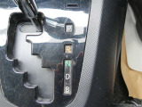 操作しやすいATシフトです。 シフトチェンジを気にしなくていいので運転だけに集中できますね。 自然と手に届くところにある、手になじむ形状のシフトノブがいいですね。