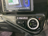【オートエアコン】一度お好みの温度に設定すれば、車内の温度を検知し風量や温度を自動で調整。暑い&hellip;寒い&hellip;と何度もスイッチ操作をする必要はありません。快適な車内空間には必須の機能ですね♪