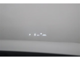 ヘッドアップディスプレイ(HUD)です。運転に必要な情報をフロントガラスの視野内に投影することで視線を外さず確認できます。視線移動や焦点調節が少なくて済むので安全性の向上に貢献します。