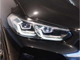 【LEDヘッドライト】先進のLEDテクノロジーを採用。放射される白色光の周波特性は太陽光に近く、バイキセノン・ヘッドライトを上回るコントラストで更に明るく輝きます!