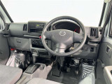 運転席まわりです。 各操作スイッチは使いやすい位置に配置されてます。