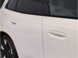【デザインとの融合】BMWデザイナーが創り出したボディデザインを損なう事のない様に配置とデザインに拘っています。ドアノブについてもBMWの拘りに妥協はありません。