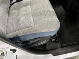 痛みの出やすい運転席シートの角、フロアマット、座面、ともに良好です