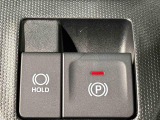 指先だけで簡単に操作が可能な電動パーキングブレーキを採用。「HOLD」スイッチを押すと、渋滞や信号待ちなどでブレーキペダルから足を離しても、ブレーキを保持するので安心です