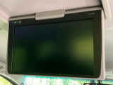 【後席モニター】家族や友人とお出かけする機会が多い方に大人気の後席モニターを装備!見やすい位置に画面がありテレビやDVDの視聴も快適!友達もお子様も、後席にしか乗らなくなるかも??