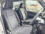 運転席まわりには十分なスペースがあり、大柄な方でもゆったり運転していただける環境です。