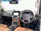 運転席まわりです。 各操作スイッチは使いやすい位置に配置されてます。