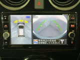 上からの視点で狭い駐車場への駐車に役立つ、アラウンドビューモニター対応純正メモリーナビ装備。
