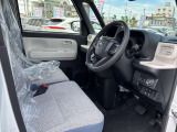 毎日過ごす運転席は要チェック。シートのへたり・擦れ、視界のイメージまで伝わる重要ポイント。