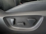 パワーシート搭載。微妙な調整が手軽にでき、ピッタリのポジションで運転することが可能です。