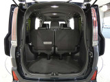 三列目シートは、折りたためますので大きなスペースが出来ちゃいます。キャンプ用品など大きな荷物もばっちり収納可能です♪