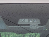 【三菱e-Assist】走行中に前方の車両等を認識し、衝突しそうな時は警報とブレーキで衝突回避と被害軽減をアシスト。より安全にドライブをお楽しみいただけます。