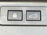 【パワーバックドア】スマートキーや運転席のボタンを押すだけでリアゲートが自動で開閉します!荷物を持っている時や、高い位置にあるバックドアを閉める際に便利な機能です♪