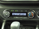 オートエアコンを装備しておりますので、四季を通じて車内を快適な温度に保つことが出来ます!高級感が有りますね!