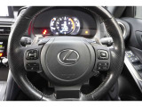 レーダークルーズコントロール(全車速追従機能付)が装備されています。高速道路で定速走行だけでなく、0km/hから約100km/hの広い範囲で先行車との車間距離を適切に保ちながら追従走行ができます。
