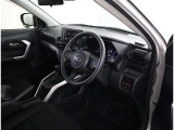 シックな色使いの運転席周りですね。すっきりとしたデザインで上品な色使いです。居心地の良い運転席長く座ってられるリラックスできるデザインがいいですね。