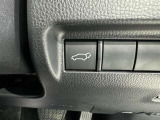 電動式バックドアです。 荷物を持ったままでもボタン一つで自動的に開け閉めできるので便利ですよ。 挟み込み防止機能も付いていますのでお子様の手や荷物を挟み込むのを防いでくれますよ。