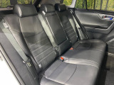 後部座席も気になるようなキズ・汚れやへたり等、大きなダメージはなく、良好な状態です。