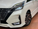【LEDヘッドライト】悪天候や夜間走行時も良好な視界を確保し安心して運転できる高輝度LEDヘッドライトを装備!点灯速度が早く、消費電力も抑えられています。