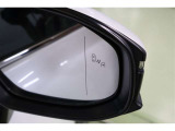 BSM搭載。バック出庫の際に左右から接近する車両を検知警告するRCTA。RCDも搭載。さらに、ドアを開ける際に後方からの接近車両との衝突の可能性がある場合警告するSEAも搭載しています。