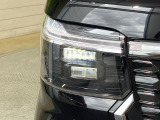 【LEDヘッドライト】悪天候や夜間走行時も良好な視界を確保し安心して運転できる高輝度LEDヘッドライトを装備!点灯速度が早く、消費電力も抑えられています。