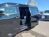 パワースライドドア付きだから、狭い駐車スペースなどでの 乗り降りラクラク!小さなお子さまのいるご家庭には嬉しい装備。