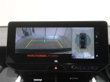 パノラミックビューモニター付きです。車両を上から見たような映像をディスプレイオーディオ画面に表示。運転席からの目視だけでは見にくい、車両周辺の状況をリアルタイムでしっかり確認できます。