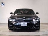 【キドニーグリル】BMWは約90年もの間、ほぼ全ての車両にひと目でBMWだと分かるこの特徴的なフロントグリルが備えられ、デザイン・アイコンとして親しまれてきました。