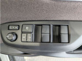 パワーウィンドウのスイッチですよ。 運転席に居ながら窓を開け閉めのコントロールできますよ。 ロック機能で、子供がイタズラして窓を開けるという事も無くなりますよ。